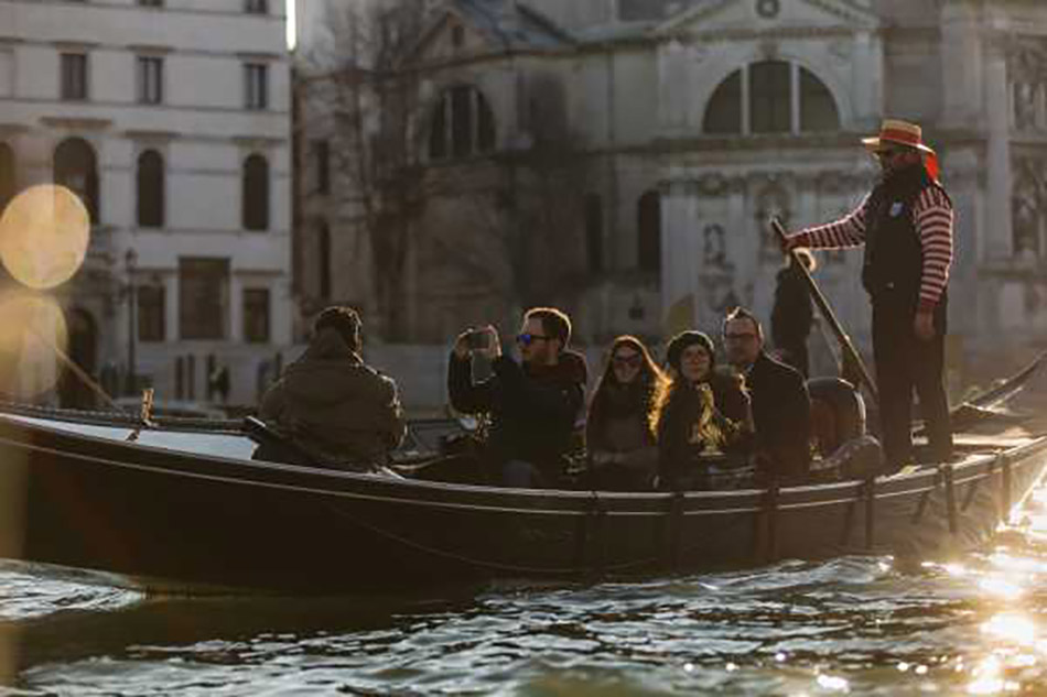 Walking guided tour and gondola tour in Venice
