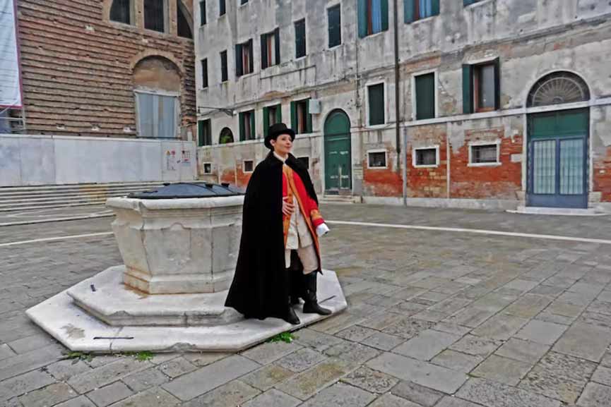 Carnival Walking theatre show: the "Codega" - Venice Carnival