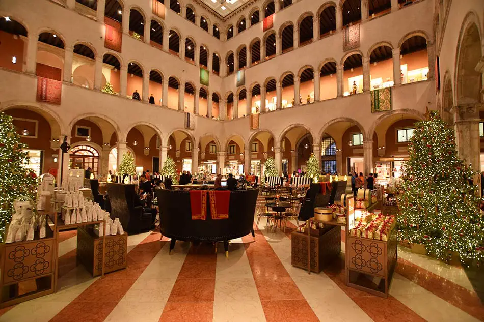 Interno T Fondaco dei Tedeschi Venezia