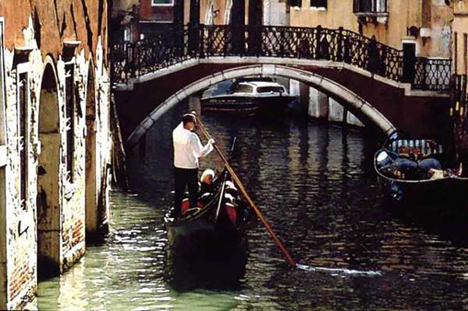 Romantic gondola tour with final dinner in Venice