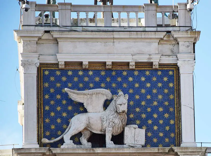 Löwe des Torre dei Mori in Venedig