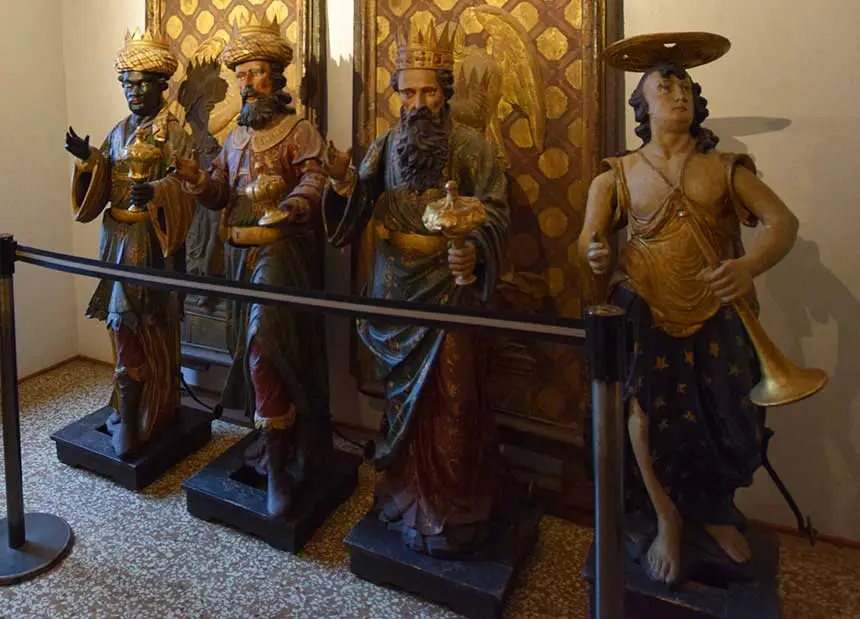 Die Statuen der Weisen und des triumphierenden Engels und der Türen
