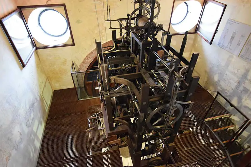 Uhr des Torre dei Mori in Venedig