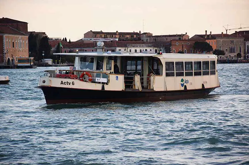 Línea 18 de barco vaporetto Venecia